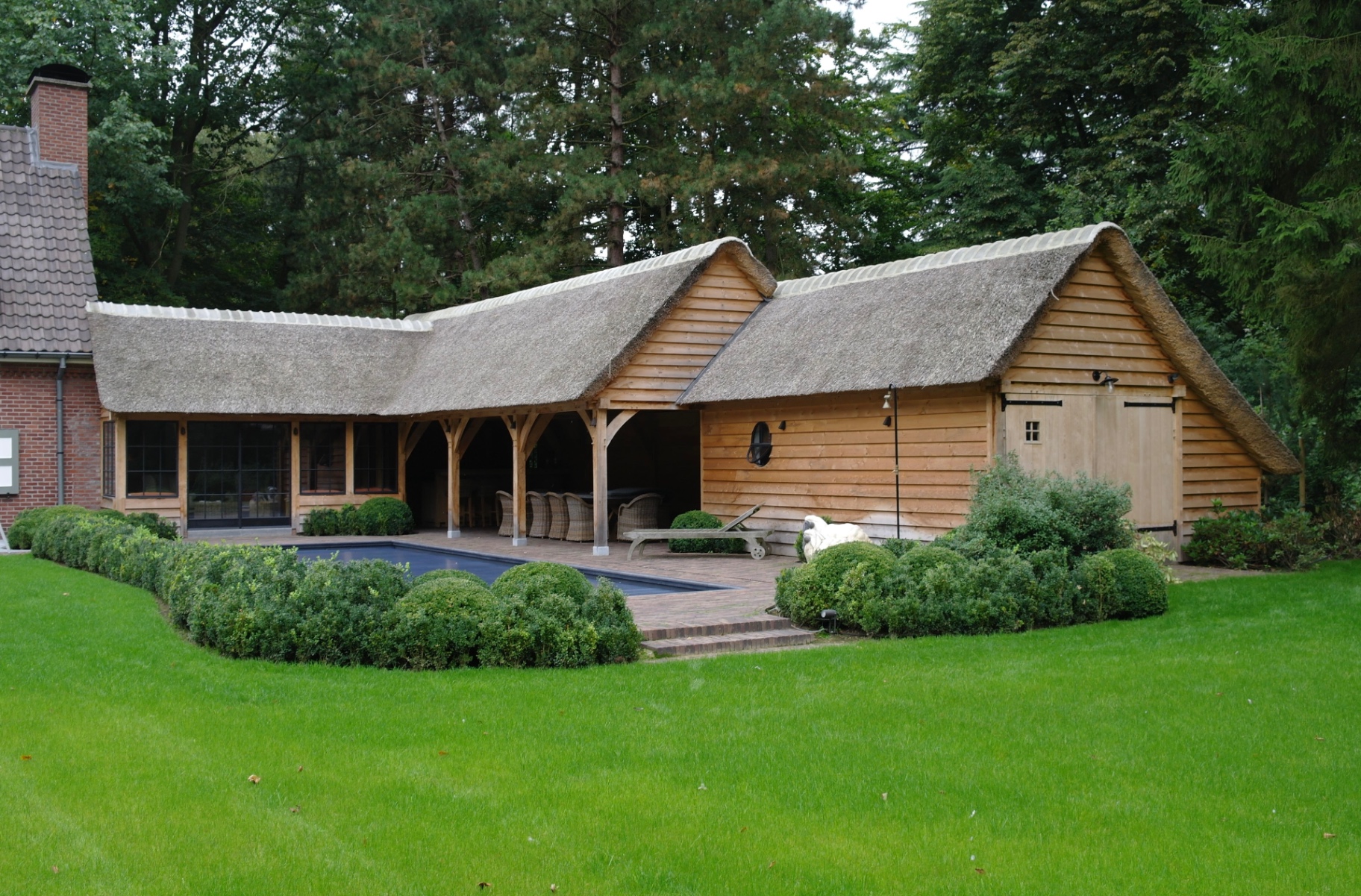 Luxe poolhouse bij schemering